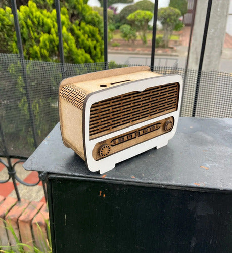 Alcancia Forma De Radio En Madera 19x12x7.5cm Radio Blanco
