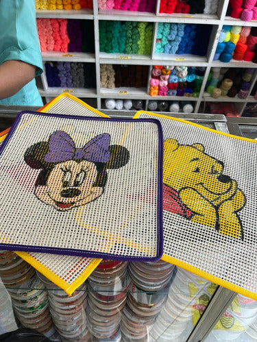 Malla En Lona Manualidades Tejer Estampado 30x30cm - 6 Und Surtidos Estampado - Winnie The Pooh